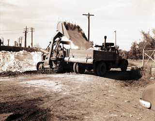 Handling sulfur at Madison natural gas facility, Turner Valley, 1952<br/> Source: Provincial Archives of Alberta, P2973