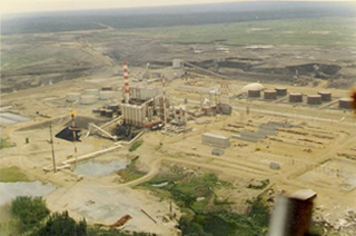 Great Canadian Oil Sands Ltd. plant during its first week of operation, north of Fort McMurray, Alberta, 1967. Source: Courtesy of Suncor