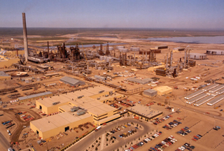 Syncrude operations near Mildred Lake north of Fort McMurray, late 1970s. Source: Courtesy of Syncrude Canada Ltd.